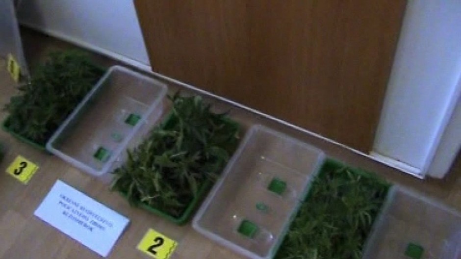 Zadržaná marihuana na policajnom stole