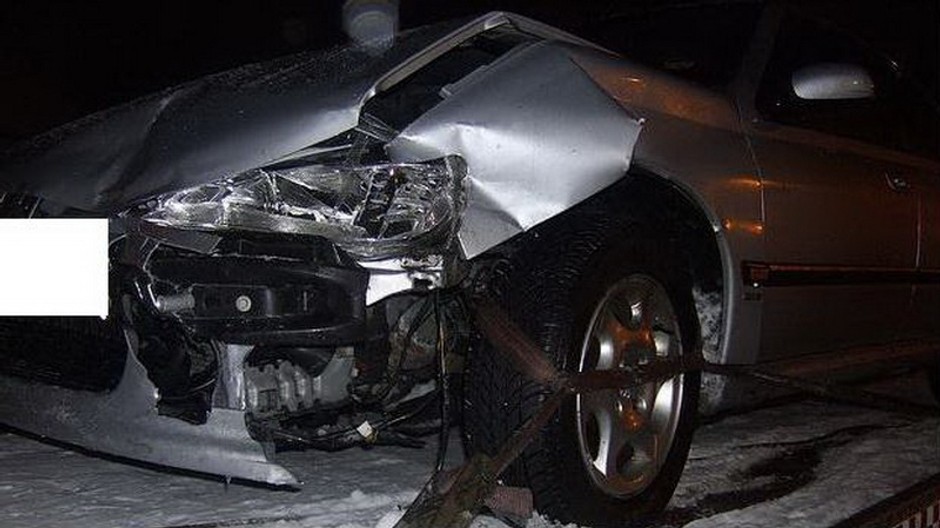 Zničené auto po nehode, tma