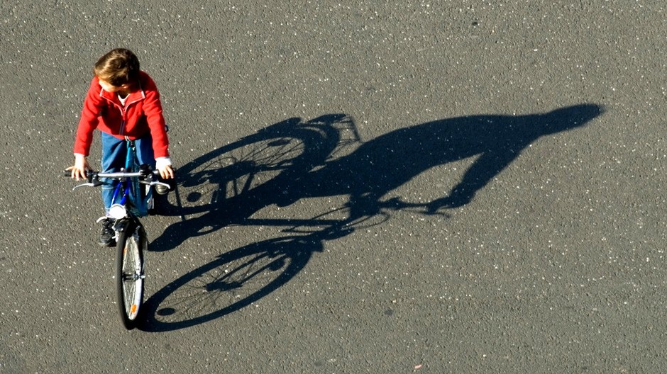 Chlapec dieťa tínedžer bicykel asfalt cesta