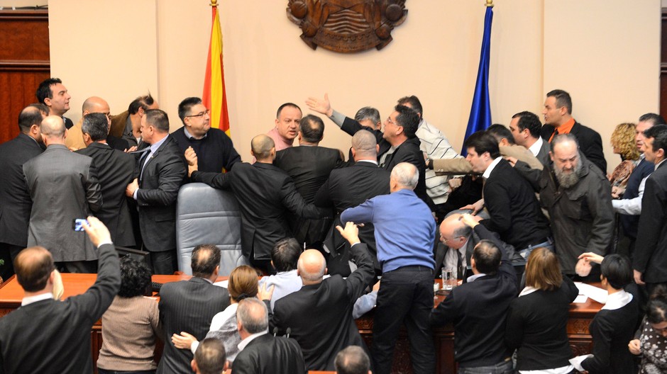 Macedónsko parlament chaos schvalovanie rozpočtu