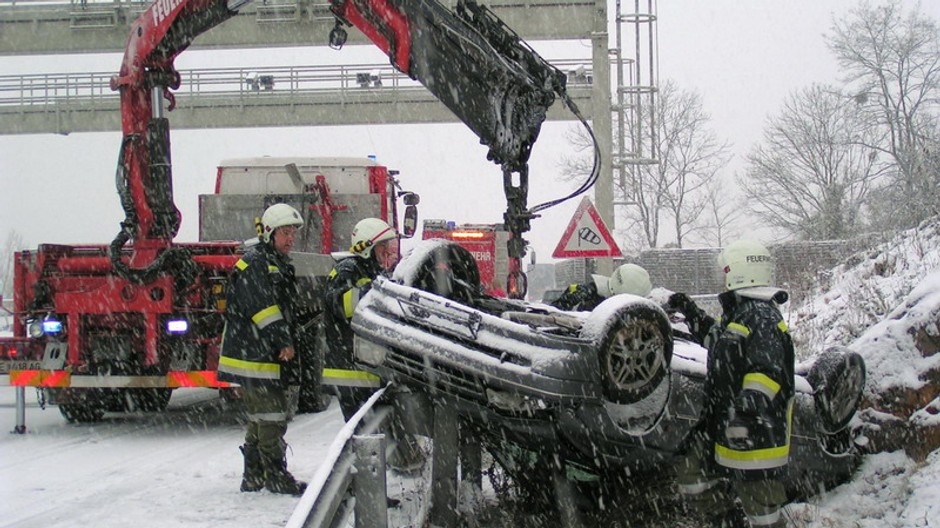 sneh cesta hasici nakladaju havarovane auto rakusko