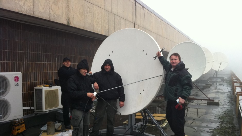 Dnes od skorého rána je v budove našej televízie čulý ruch. Teda presnejšie na streche našej budovy.

Vypátrali sme, že štyria páni technici usilovne pracujú na zlepšení technického vybavenie našej televízie. Staré satelitné zariadenia vymenili za novši