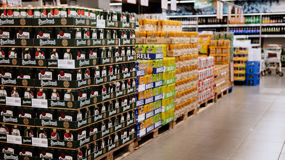 Za nápoj v plechovkách či PET fľašiach spotrebiteľ po novom zaplatí pri nákupe záloh vo výške 0,15 €.