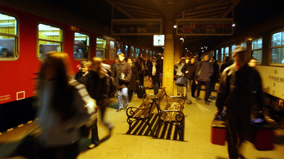 Cestujúci na železničnej stanici nástupište vlaky