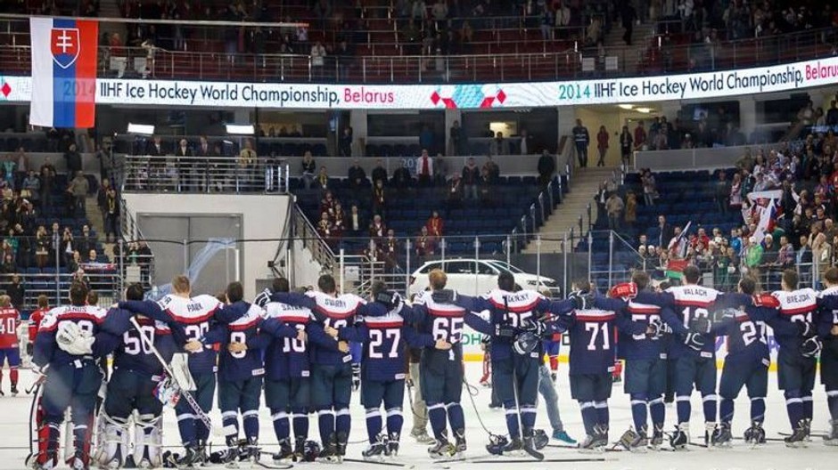 Slováci počas hymny po víťaznom zápase