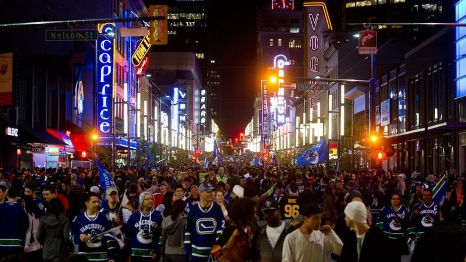Fanúšikovia Vancouveru Canucks v uliciach mesta