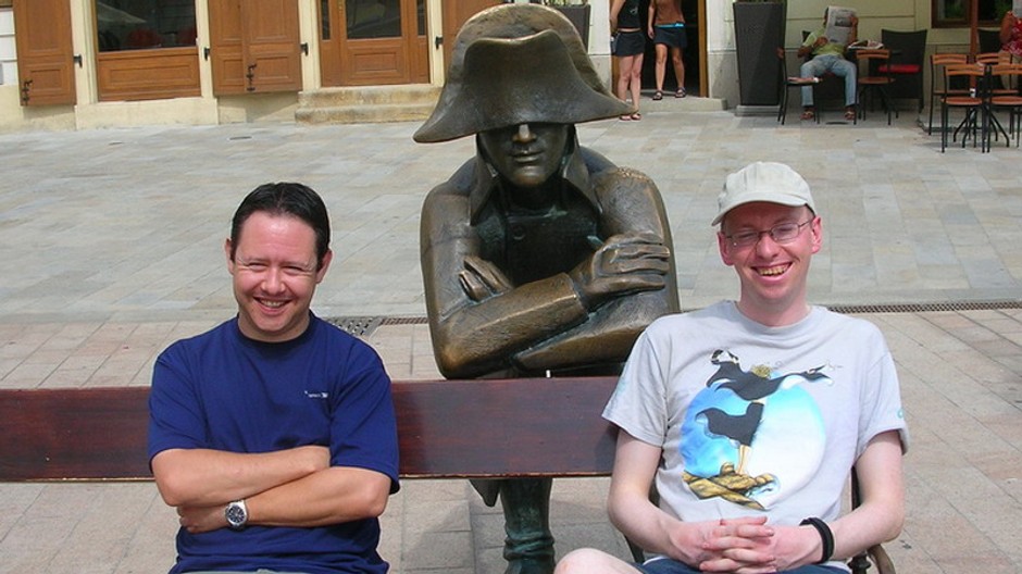 turisti sedia na lavicke v bratislave