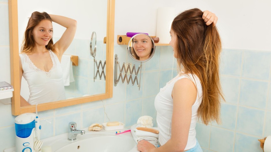 Dievča sa pozerá do zrkadla, ilustračná