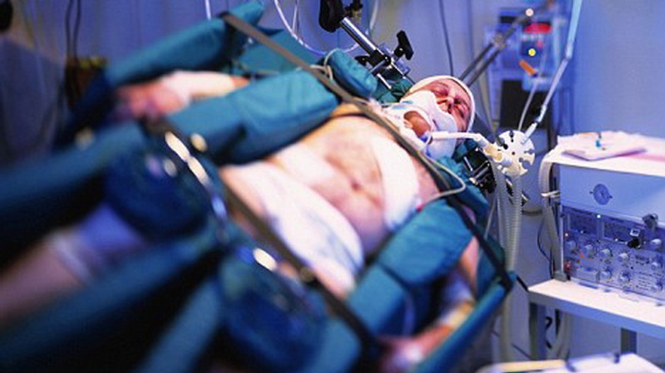 pacient muz priputany k lozku koma