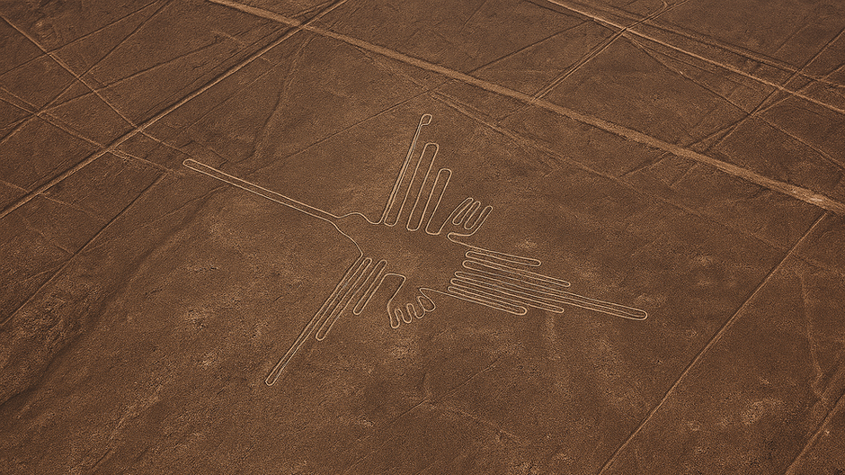 etecký pohľad na geoglyf pavúka patriaci k líniám Nazca v Peru