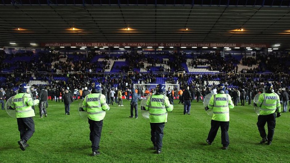 Súboj policajtov, fanúšikov Aston Villy a  Birmingham City