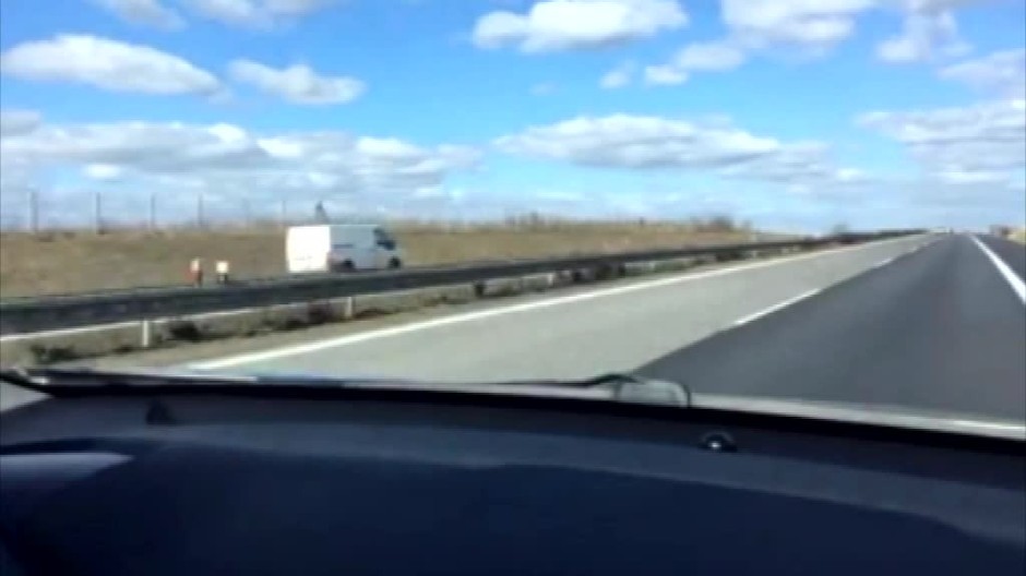 VIDEO: Auto v protismere na D2. Ľuďom išlo o život181