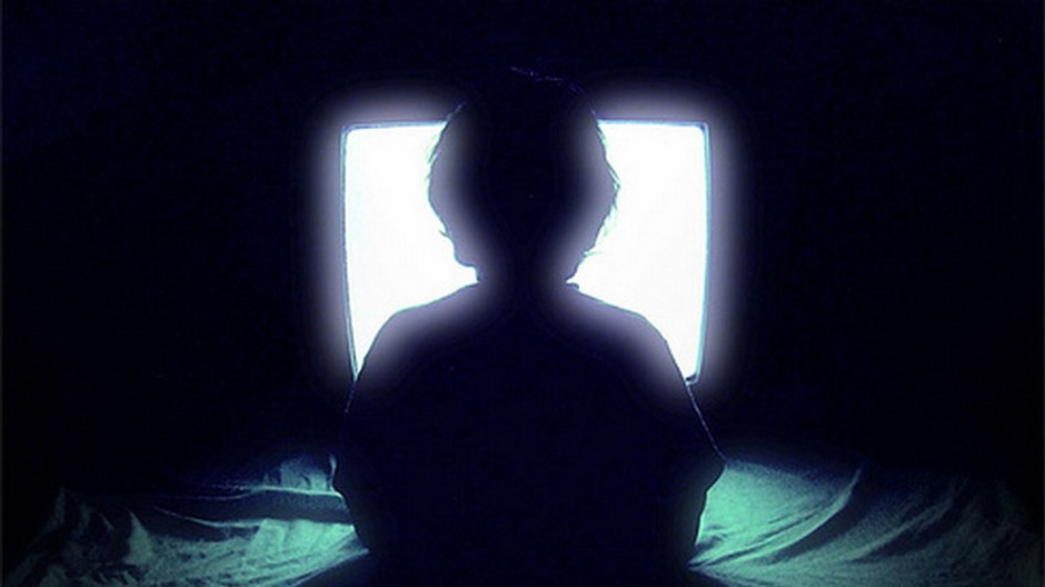 dieta pred televizorom od chrbta-strasidelne-tma