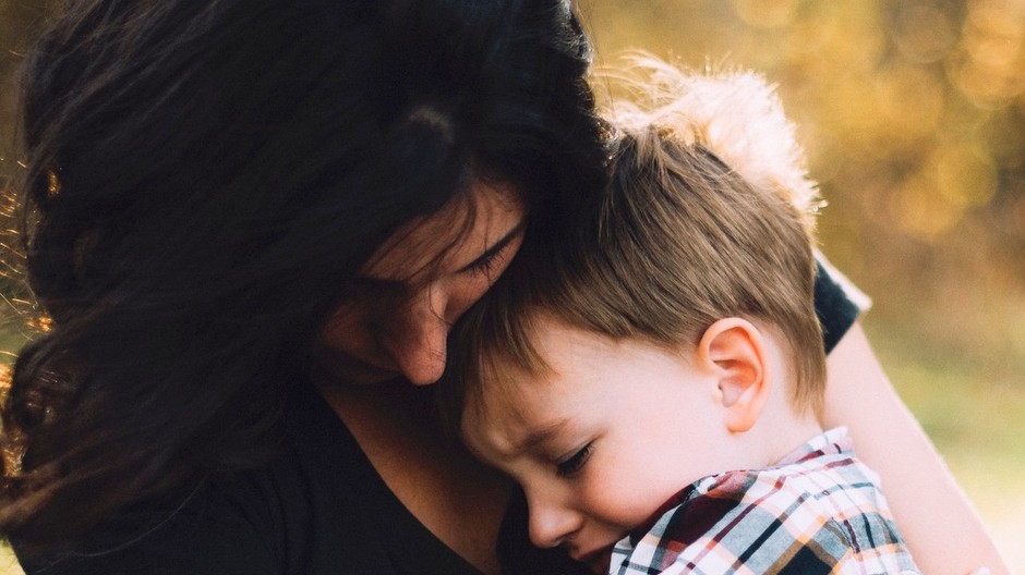 matka, dieťa, objatie