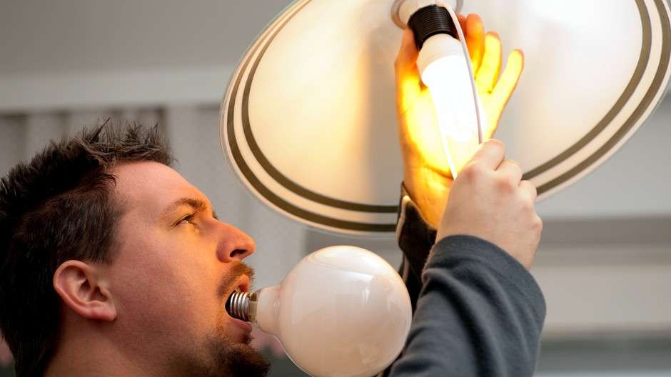 muž žiarovka výmena