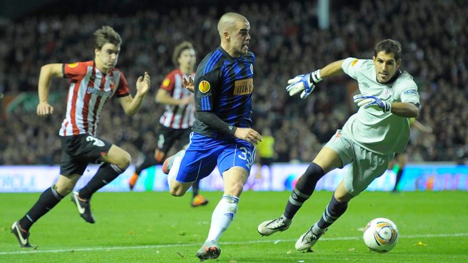 Šebo strieľa gól do siete At.Bilbaa