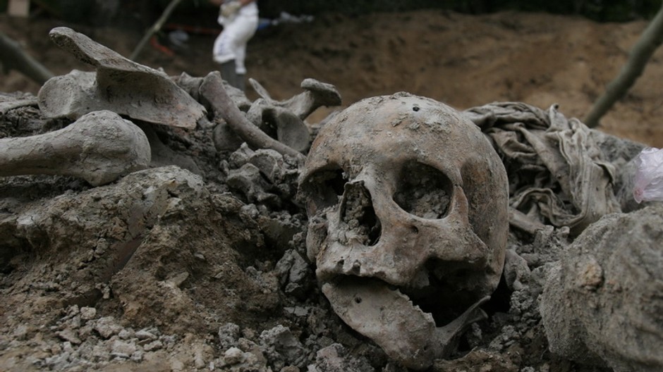 Exhumácia masového hrobu v bosnianskej obci Budak neďaleko Srebrenice.
