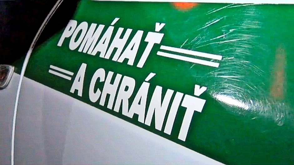 Pomáhať a chrániť, policajti