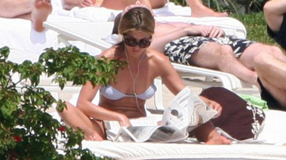 Jennifer Aniston, opaľuje sa, číta a počúva hudbu