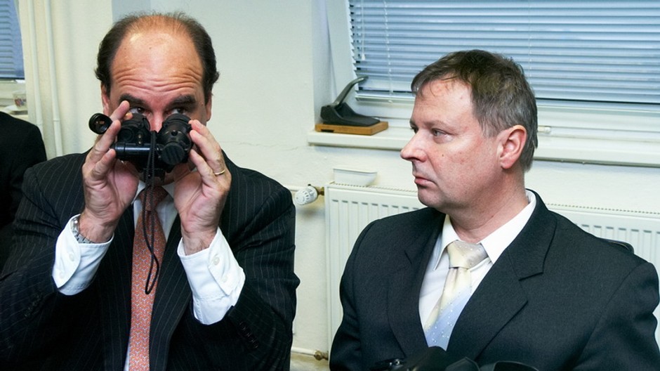 Zľava: Veľvyslanec USA na Slovensku Rodolphe Vallee skúša prístroj na nočné videnie z výbavy strážcov hraníc v spoločnosti riaditeľa Riaditeľstva hraničnej polície Miroslava Uchnára počas návštevy veľvyslanca vo Vyšnom Nemeckom.
12. február 2007