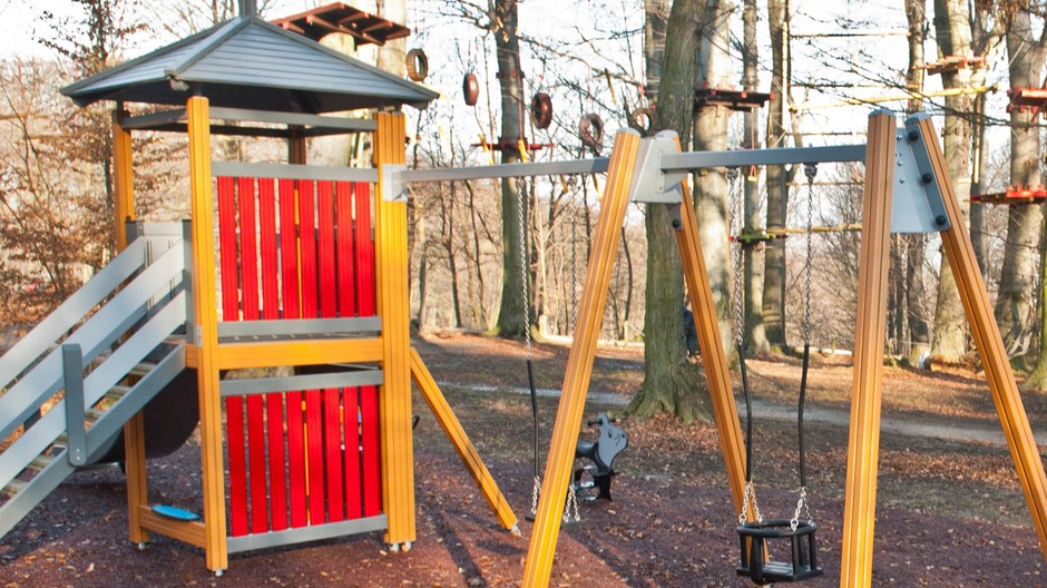 detské ihrisko hojdačka il (cropped)