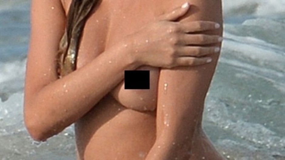 Nahá topmodelka Chrissy Teigen