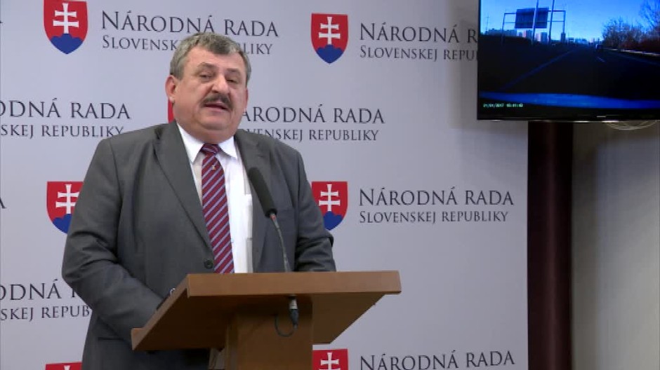 Poslanec Hrnko zverejnil VIDEO zásahu: Policajti boli vulgárni738