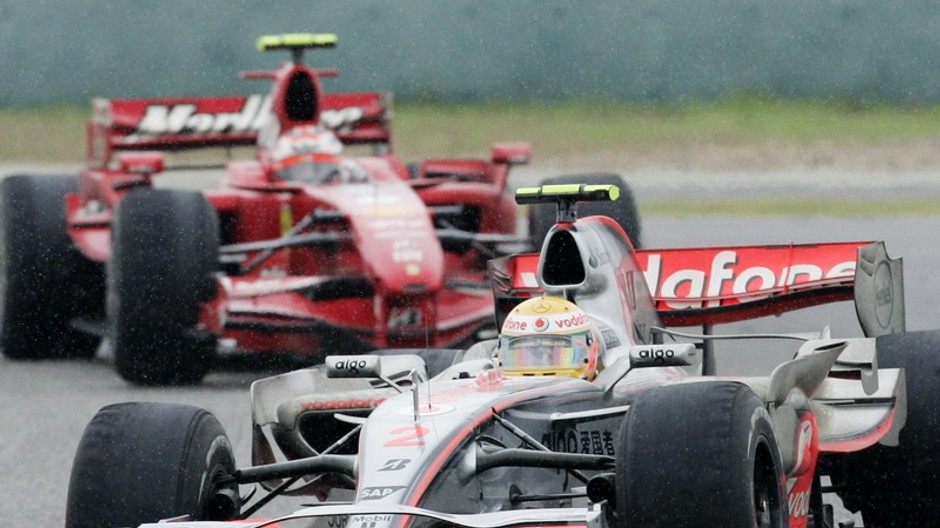 Brit Lewis Hamilton a za ním Fín Kimi Raikkonen.