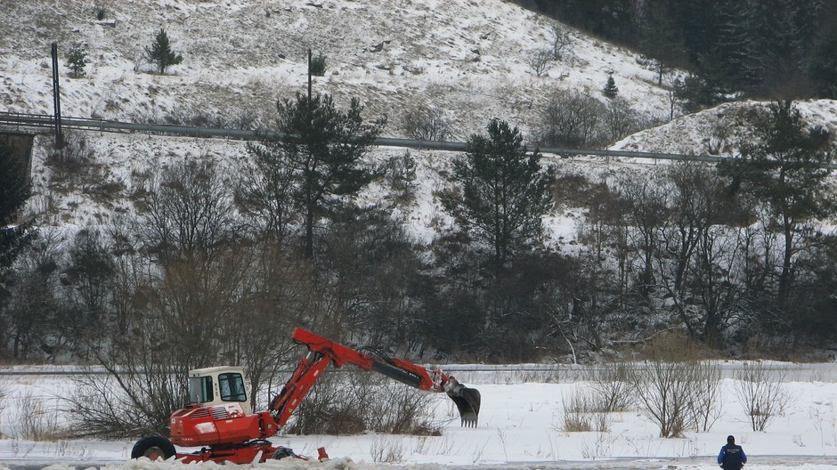 pasovy bager pomaha pri ladovej povodni