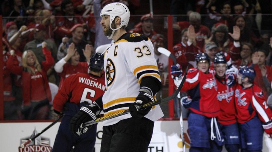 Chára pred radujúcimi sa hráčmi Washingtonu