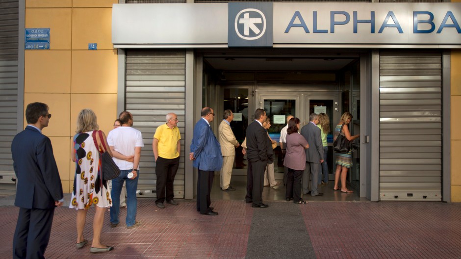 Grécko - ľudia pred bankou