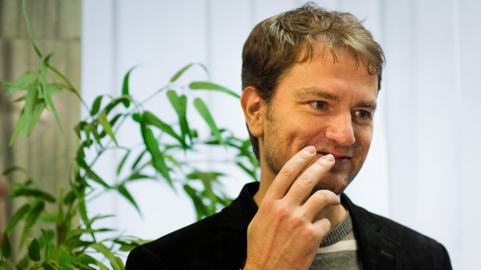 Matovič drží si rukou tvár tlačovka Obyčajní ľudia