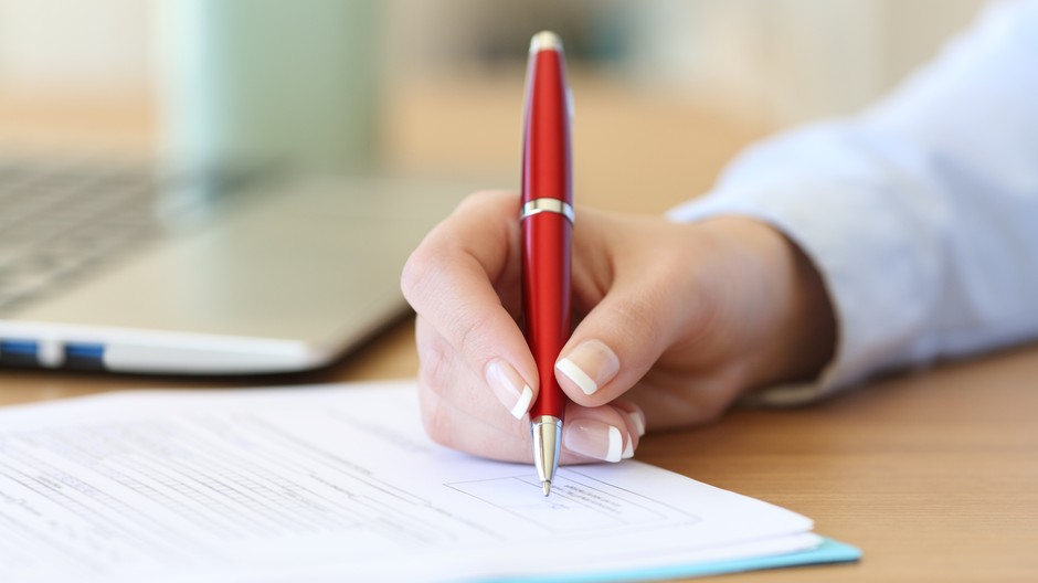 PR správa, zmluva, pero 