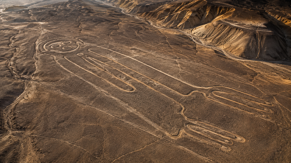 Letecký pohľad na staroveké geoglyfy vytvorené v suchej púšti v Peru.