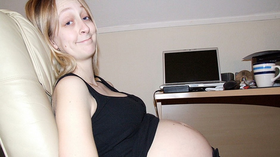 Tehotná žena leží a ksichtí sa