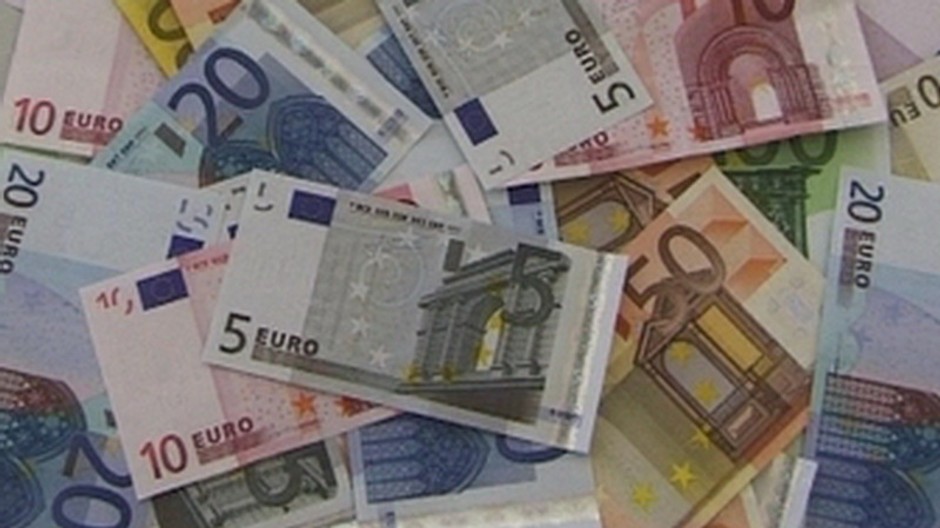 peniaze-euro-vsetky papierove na sebe porozhadzovane