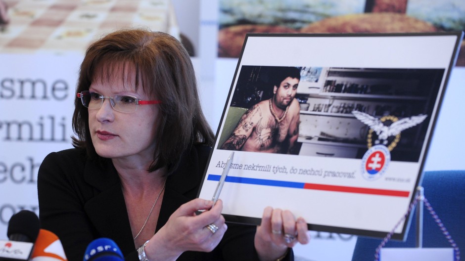 malikova s billboardom s romom