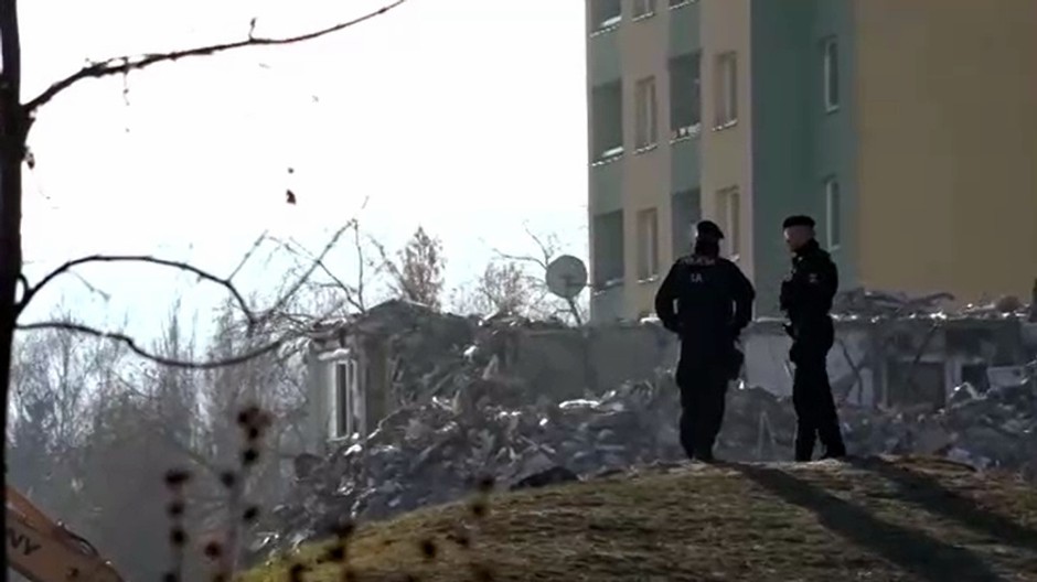 Prešov - okolie zbúraného paneláku strážia policajti