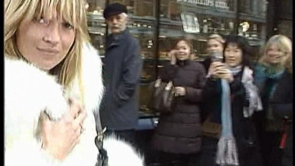 kate moss v kozuchu vonku