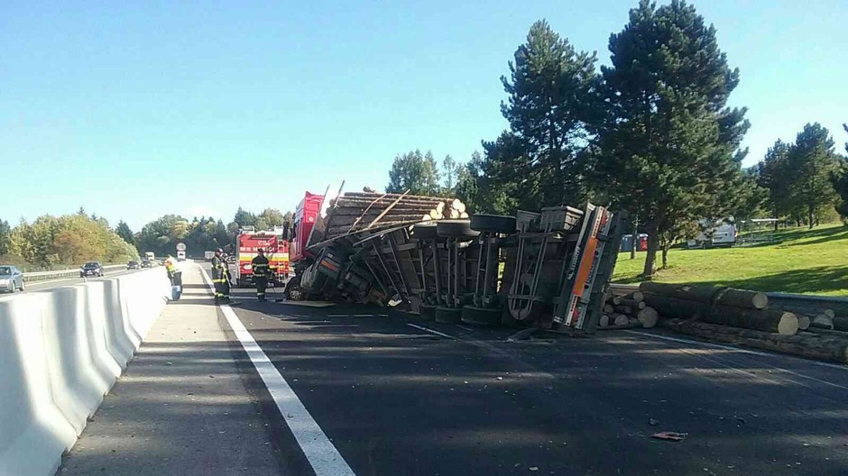 Nehoda kamióna na D1 pri Ružomberku. Cesta zostala neprejazdná