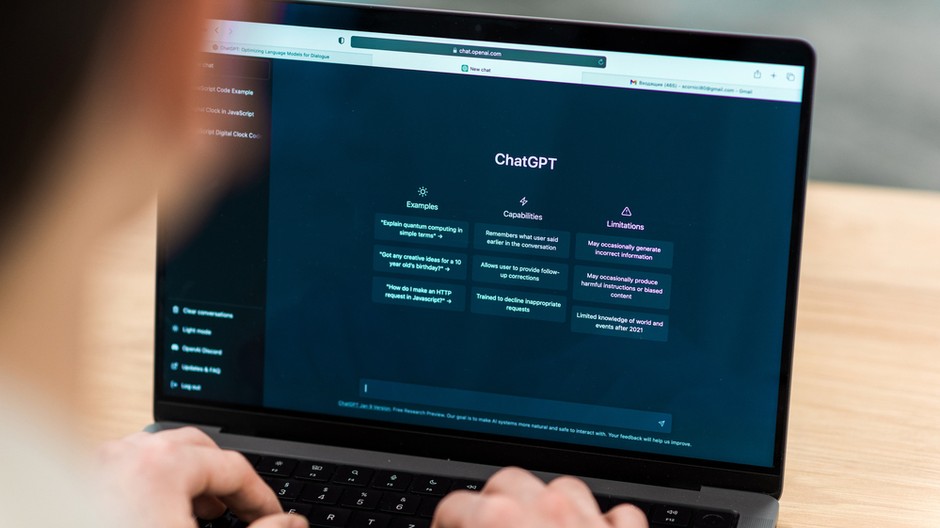 opened-ai-chat-laptop 