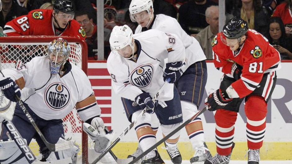 Marián Hossa a Tomáš Kopecký v zápase NHL Chicago-Edmonton