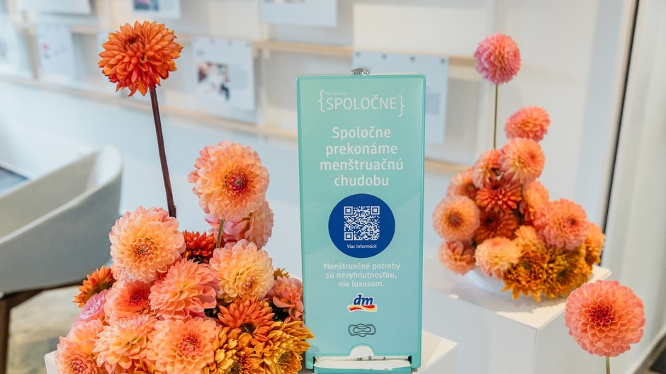 dm vyzýva na rozhovory o ženskom zdraví a prináša do škôl bezplatné menštruačné potreby
