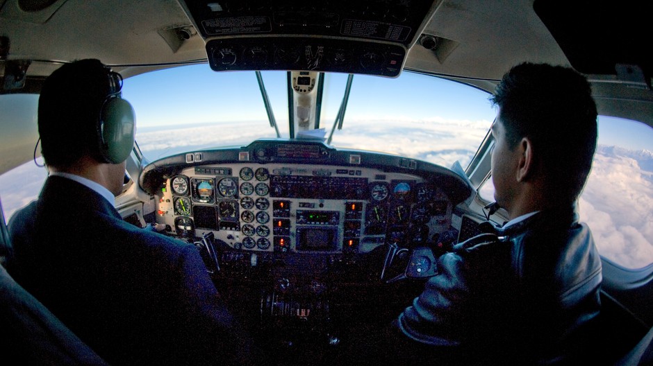 lietadlo kokpit piloti