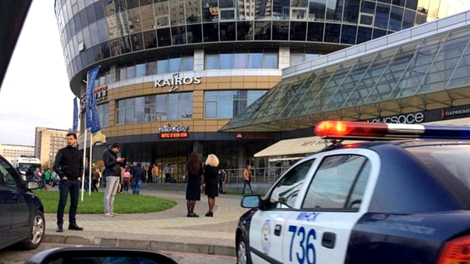 Iba 17-ročný mladík vraždil v nákupnom centre. Ľudí napadol motorovou pílou a kladivom.jpg