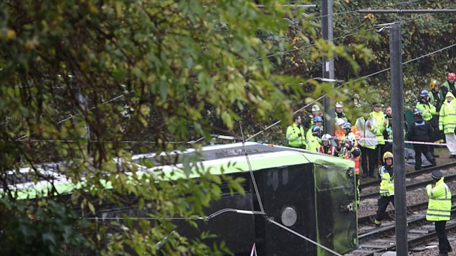 vykolajena elektricka londýn.jpg