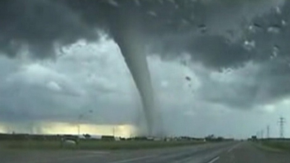záber na tornádo z auta