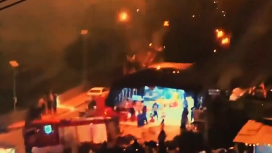 Diváci utekajú pred ohnivými guľami počas nepodareného ohňostroja v Číne.