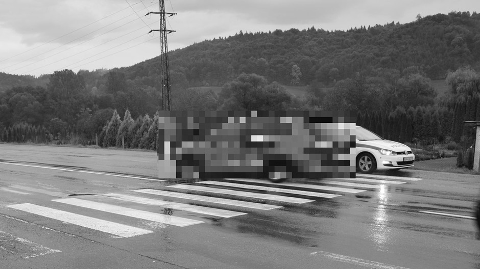 Dôchodca zrazil mladú chodkyňu na priechode pre chodcov