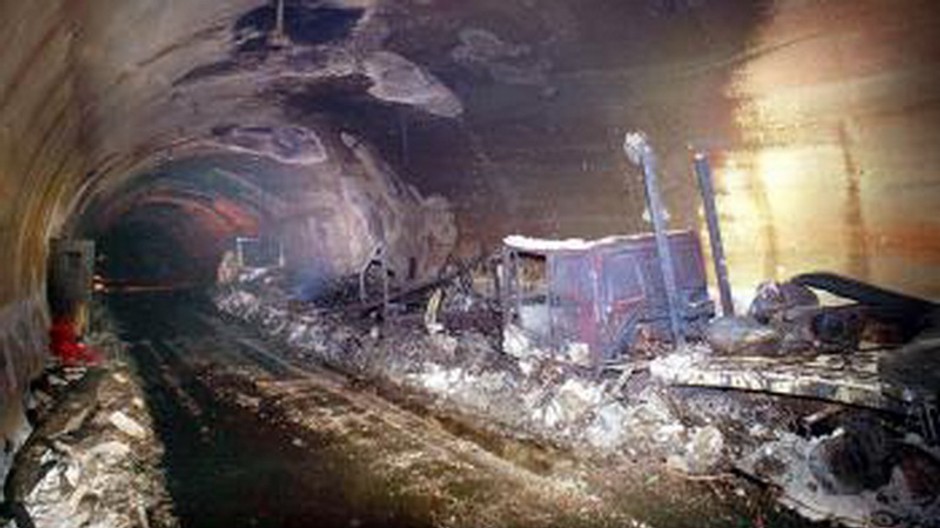 Po požiari v tuneli, zhorené autá